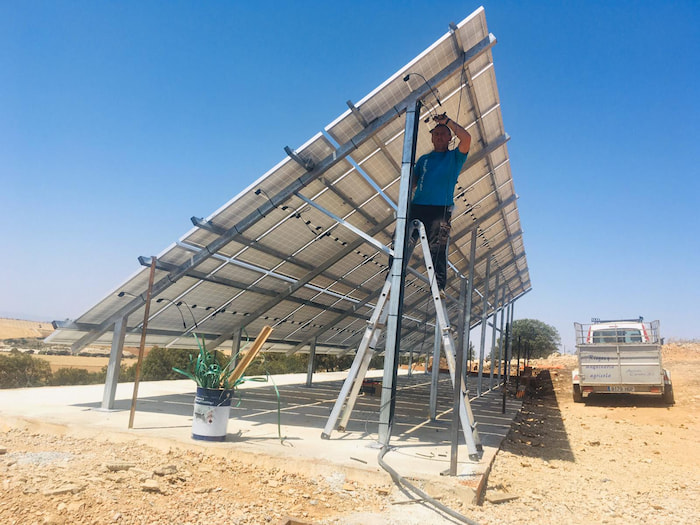 Variador de frecuencia instalado para eliminar dependencia de generador diésel en sistema de bombeo y riego de olivar